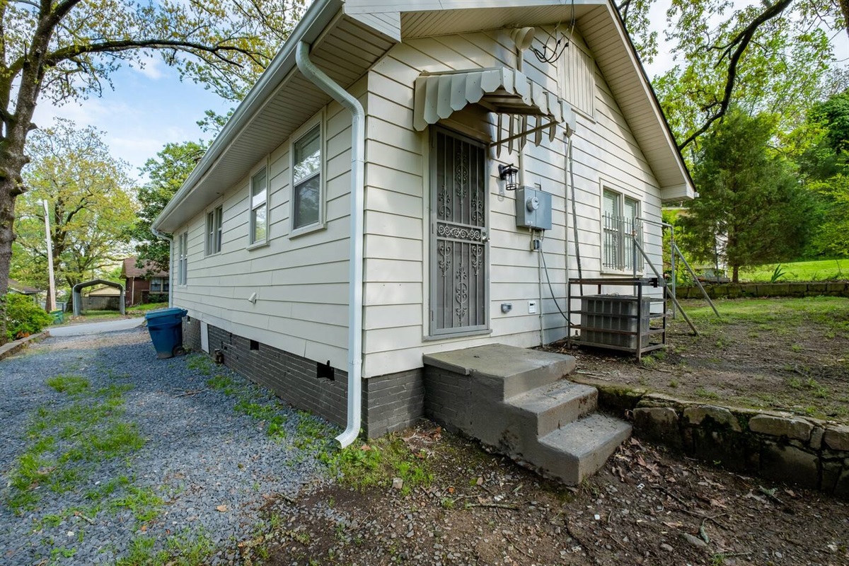 The Little Gray House in Capitol View Overnight Digs