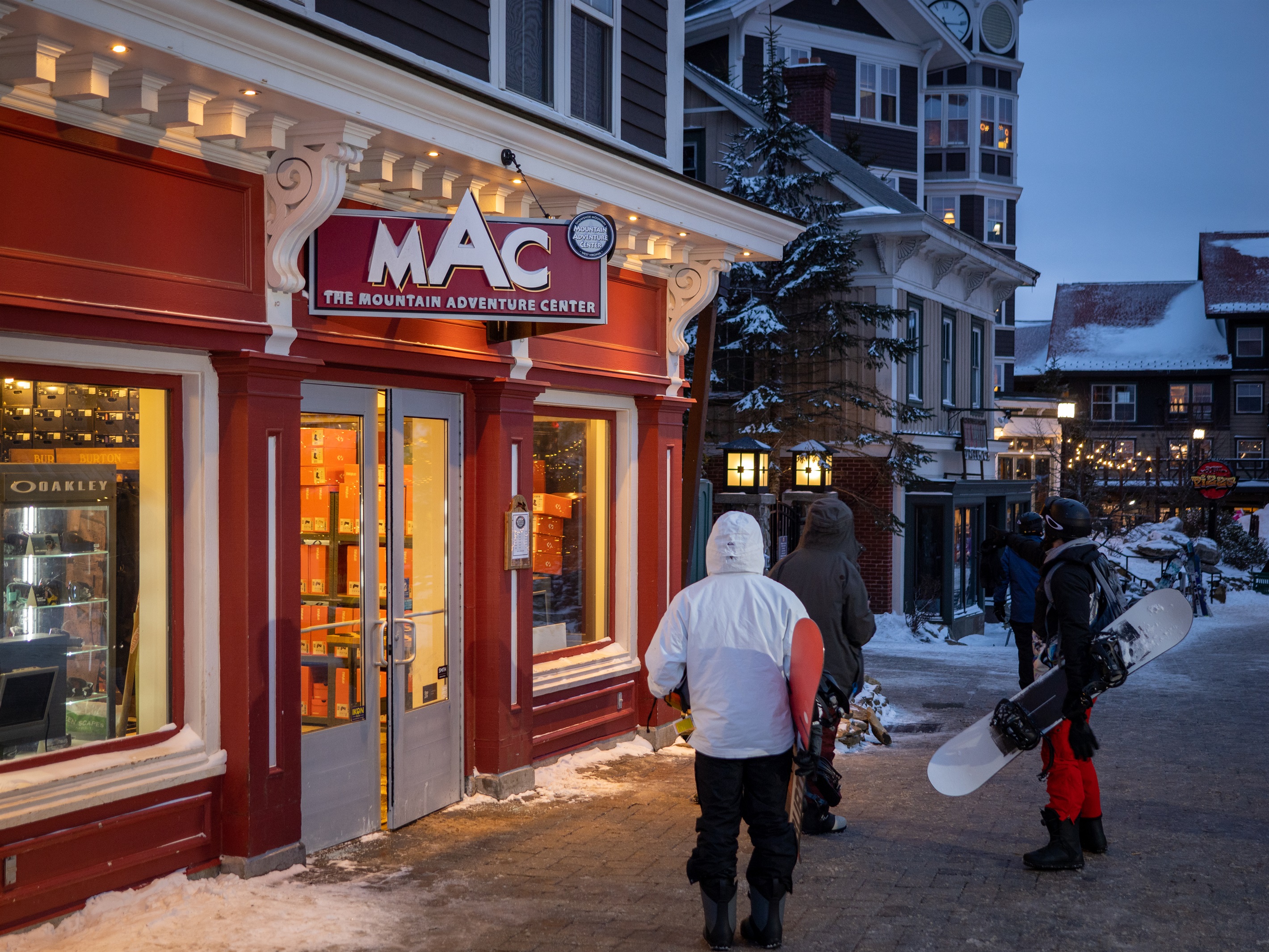 SNOWSHOESKIVACATION LLC