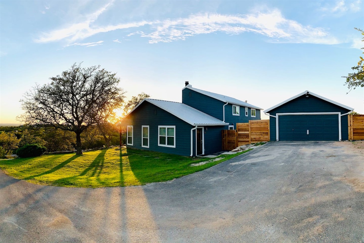 Austin Hill Country Charmer Hilltop Oasis w/ Pool & Hot Tub Wells