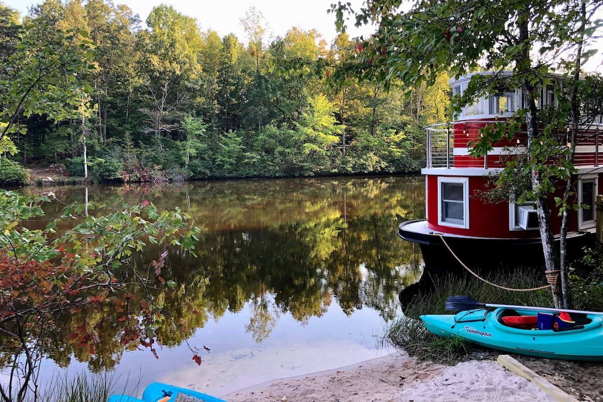 LUX Heated Tugboat/Private Lake 142 acre forest, 5+ miles Hikin Lake Glen Haven Louisa VA