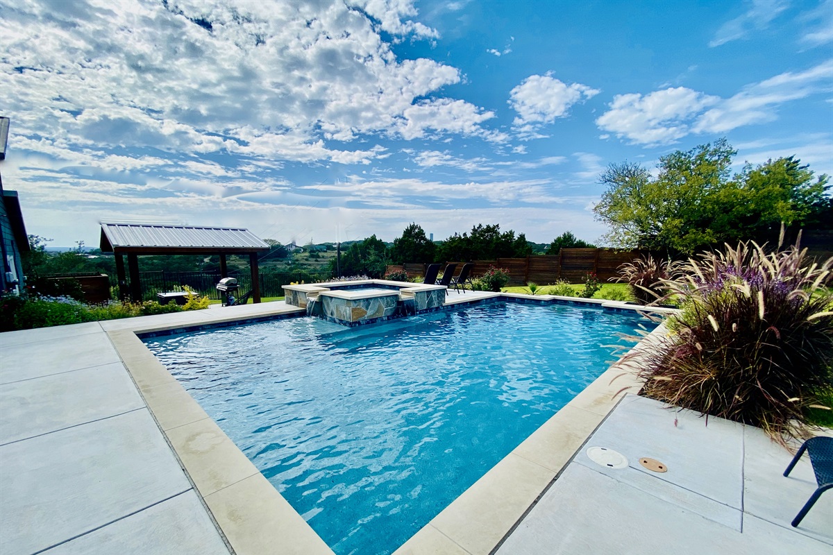 Austin Hill Country Charmer Hilltop Oasis w/ Pool & Hot Tub Wells