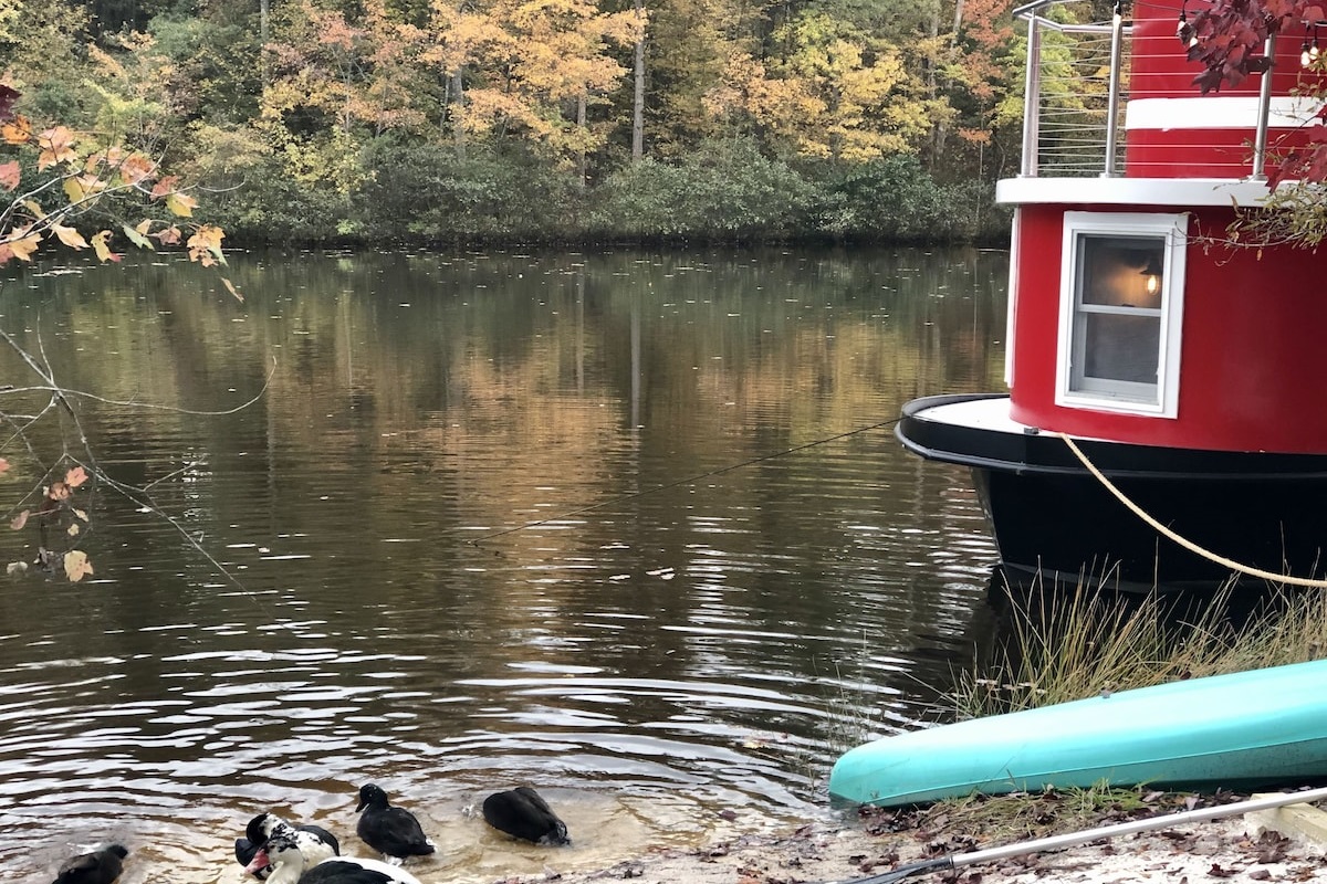 LUX Heated Tugboat/Private Lake 142 acre forest, 5+ miles Hikin Lake