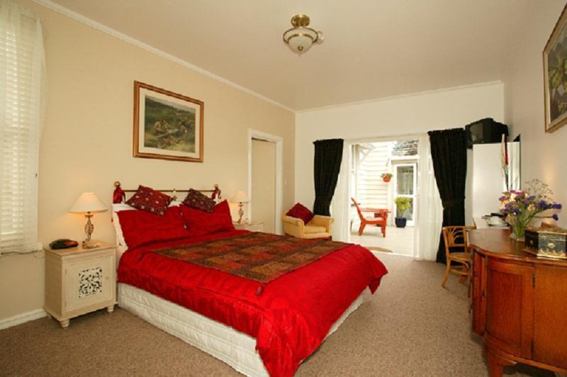 Cotswold Cottage Bed and Breakfast in Thames, New Zealand Book B&B's