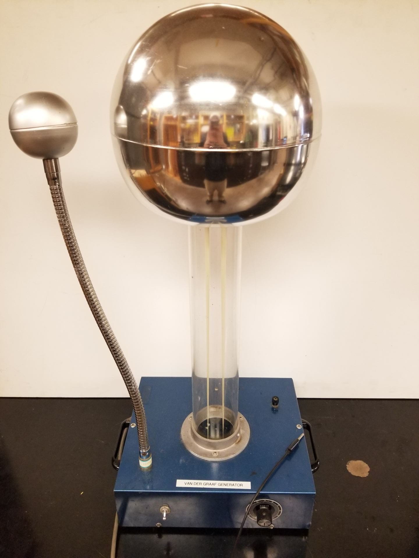 Van de Graaff Generator UCSC Physics Demonstration Room