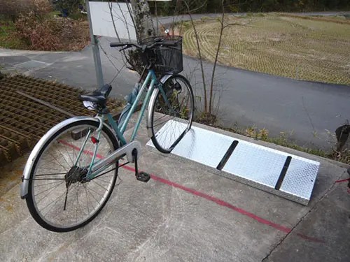 自転車駐輪スタンド｜奈良県宇陀市の金属・鋼製製品の販売、設計、製造会社 植平工業株式会社