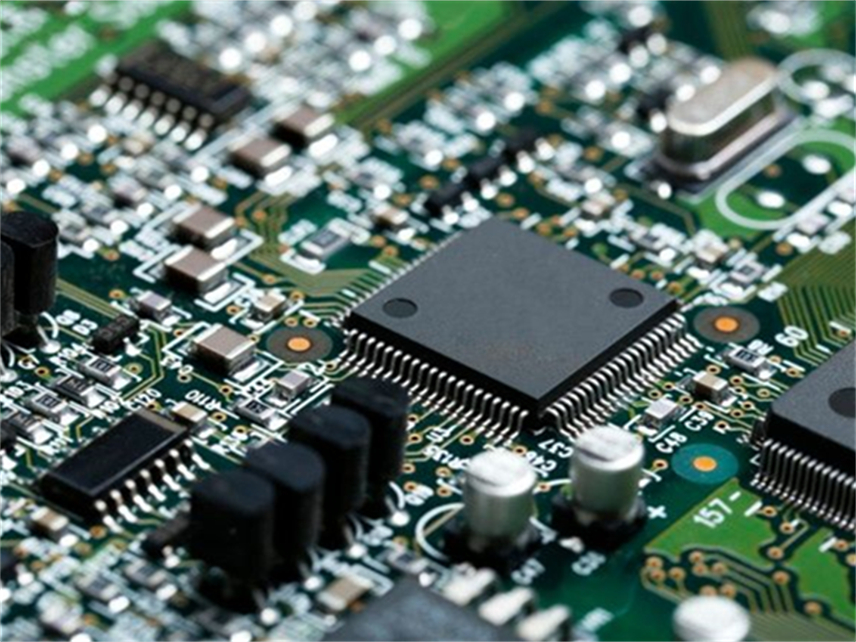 What is the difference between a microcontroller and a microprocessor