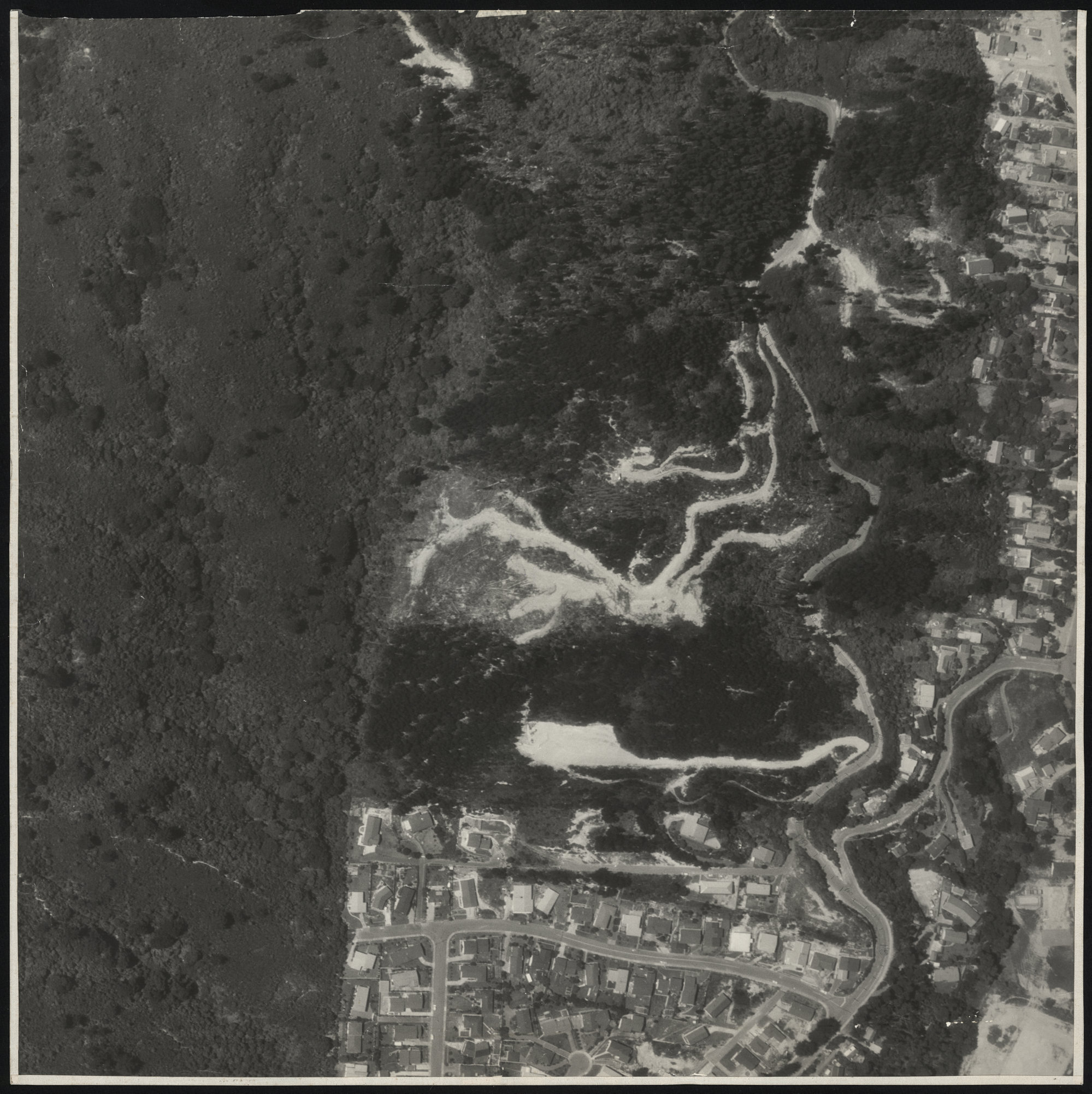 Aerial map 1977; Pinehaven with Blue Mountains Road to Whiteman's