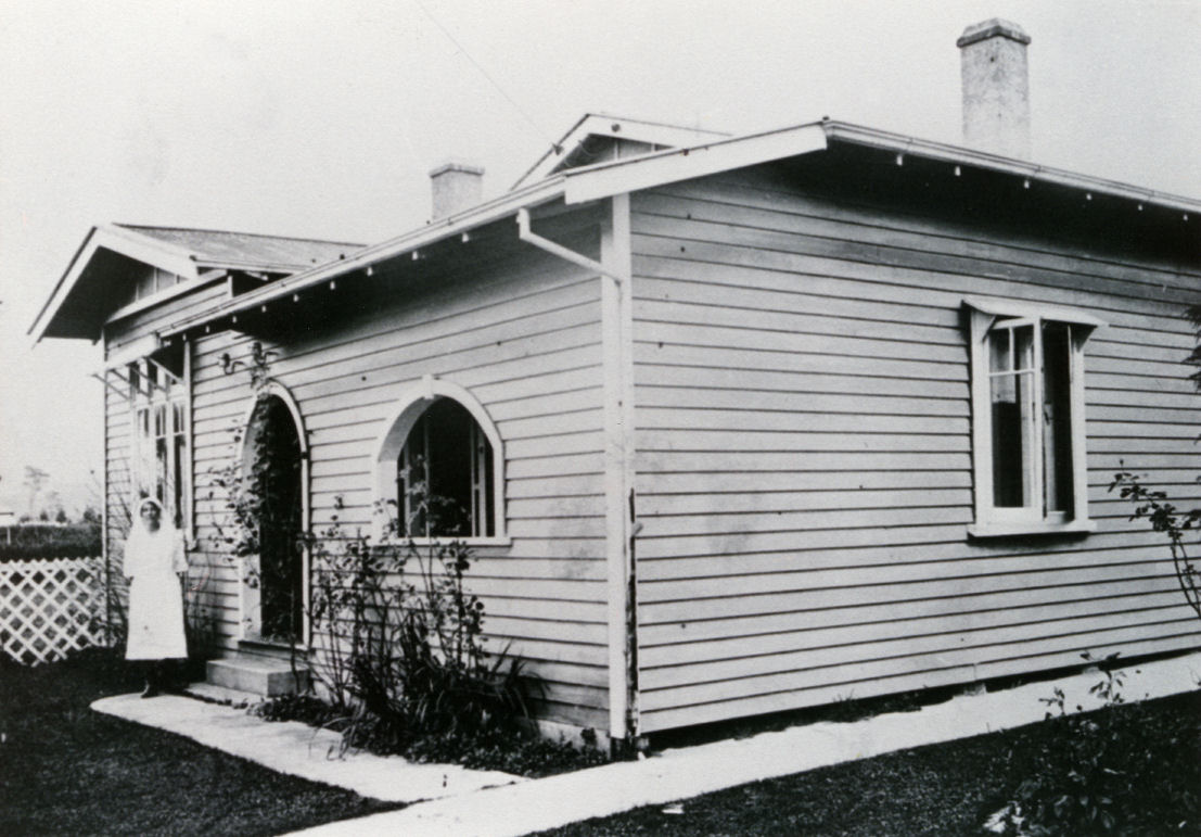 House, Victoria Street; No. 5, and Nurse Louise Renshaw. Upper Hutt