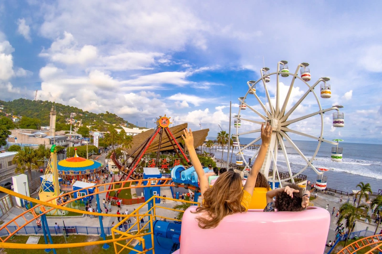 Turistas nacionales e internacionales disfrutan de Sunset Park
