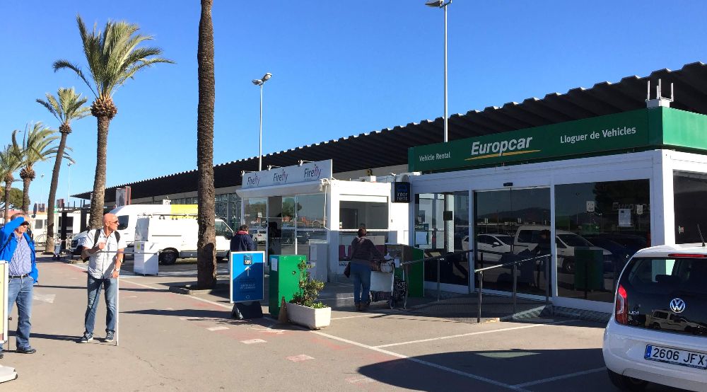 La rentadora Firefly alquila coches a precios increíbles, pero atentos! Ultima Llamada