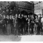 Onésimo Redondo, en el centro, con un grupo de seguidores, delante del edificio del edificio de Capitanía General en el Palacio Real.