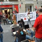 Acción frente a la tienda de Vodafone en la Calle Santiago. FOTOS: Gaspar Francés