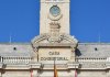 Fachada del Ayuntamiento con el escudo de la ciudad sin la laureada franquista. Foto: Gaspar Francés