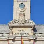 Fachada del Ayuntamiento con el escudo de la ciudad sin la laureada franquista. Foto: Gaspar Francés