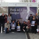 Los organizadores y participantes en la Feria del Libro Antiguo posan con la concejala de Cultura, Ana Redondo.