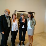 Sarah Moon, vestida de negro, flanqueada en los extremos por Ana Redondo y Juan González-Posada.
