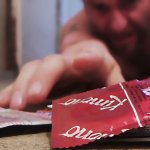 Hombre alcanzando un preservativo
