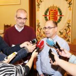 El concejal Luis Vélez atiende a los medios en presencia del gerente de Auvasa, Andrés Bernabé.