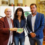 Angulo, Redondo y Puente posan con la Espiga de Oro de la Seminci.