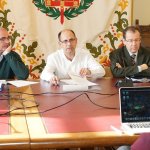 El concejal de Movilidad, Luis Vélez, en el centro, en un Consejo de Administración de Auvasa.