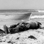 Primera foto de un migrante muerto cruzando el estrecho, tomada en la playa de los Lances en Tarifa por Ildefonso Sena