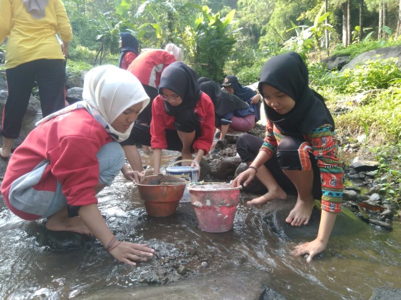 Mahasiswa KKN Desa Kembangbelor Ajak Warga Bersihkan Sumber Mata Air. -  Universitas Muhammadiyah Sidoarjo