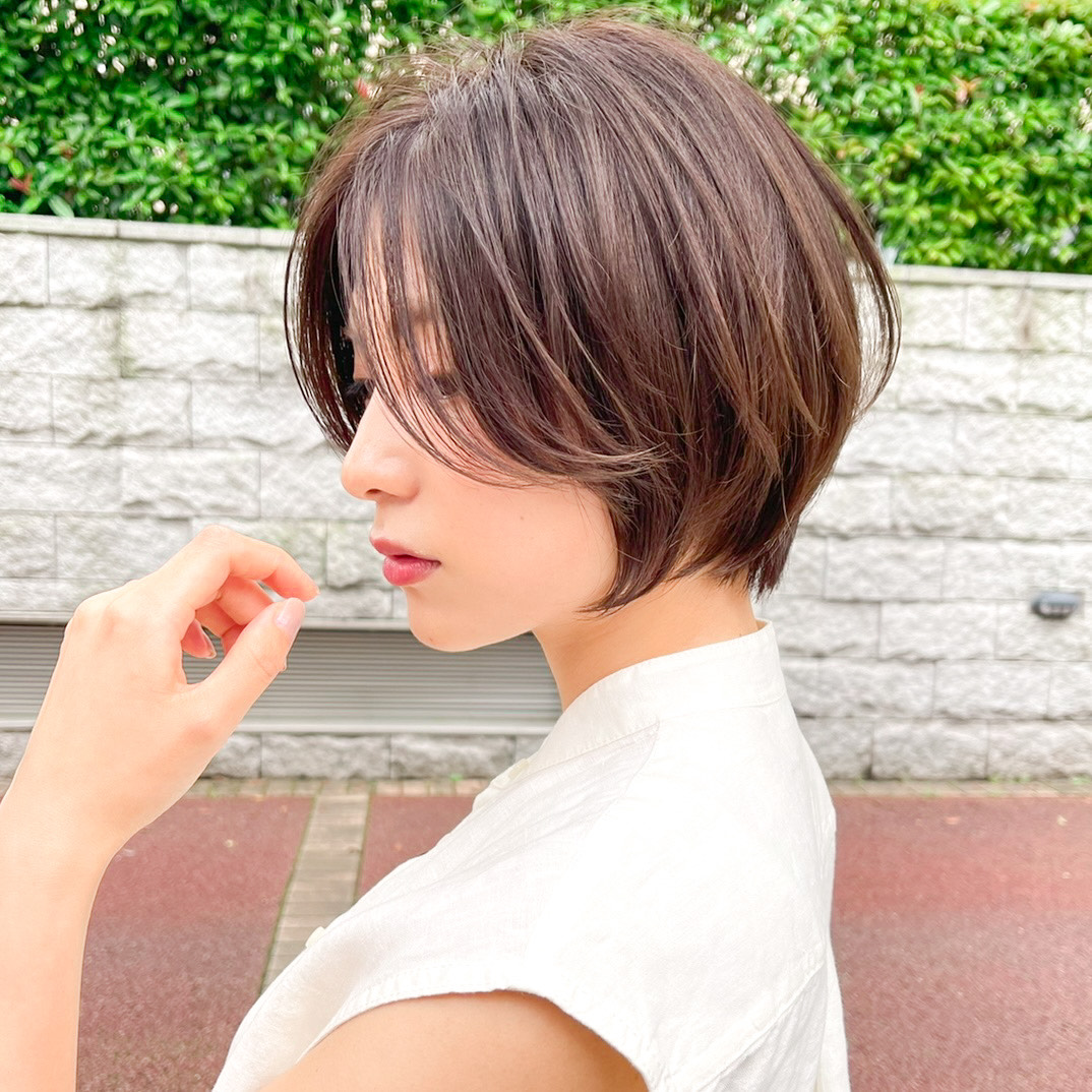 丸顔さんに似合う「ハンサムショート」ヘア！小顔に見える大人のおしゃれスタイル！ | Folk ショートヘアが似合わないのはなぜ？丸顔でも失敗しない対処法をご紹介 Un Ami | 表参道 新宿 美容室 アンアミ