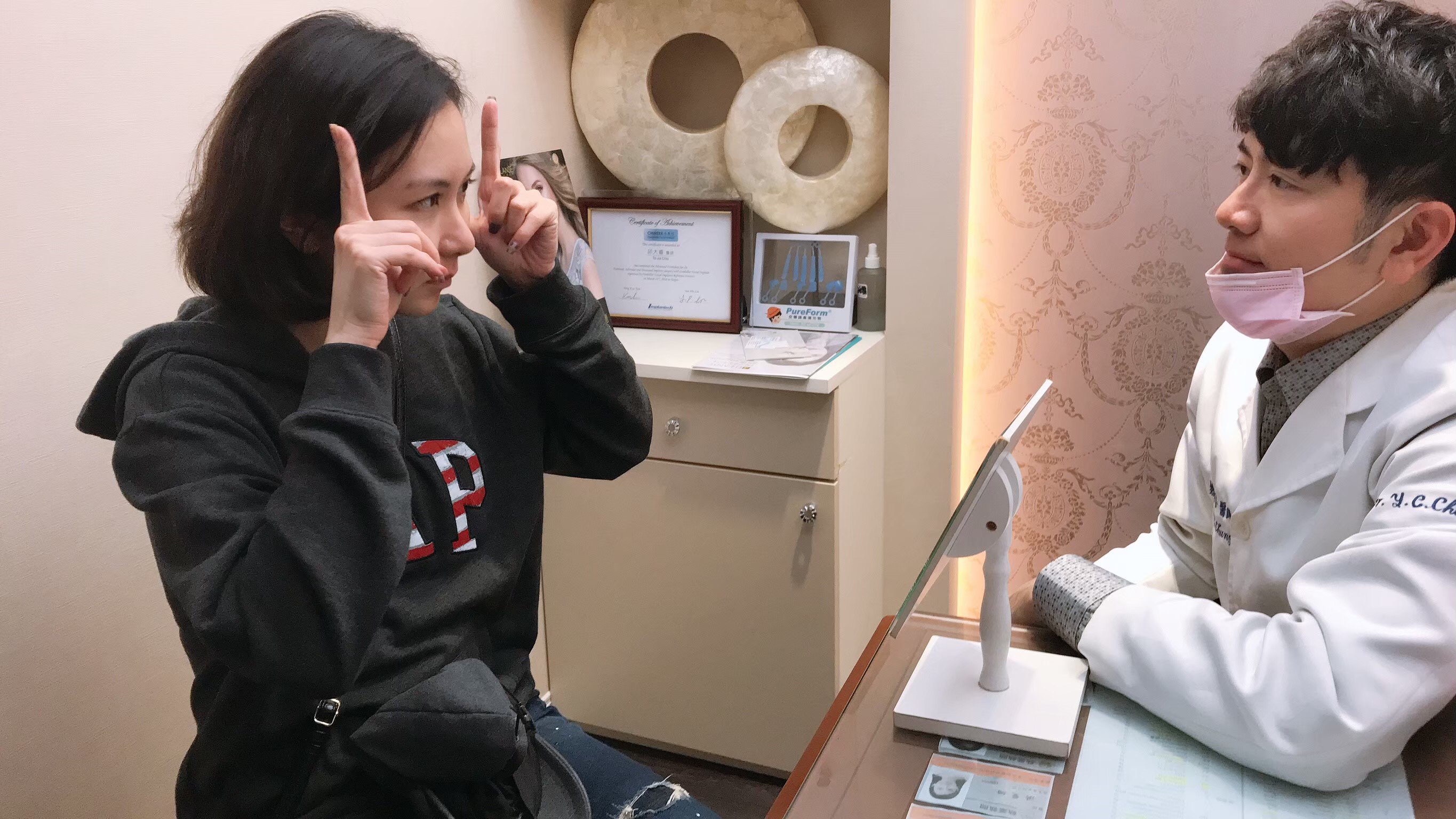 去星采用洢漣絲救救法令紋與淚溝