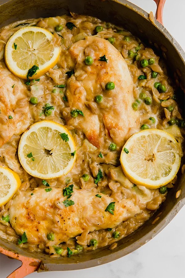 Orzo chicken topped with lemon slices.