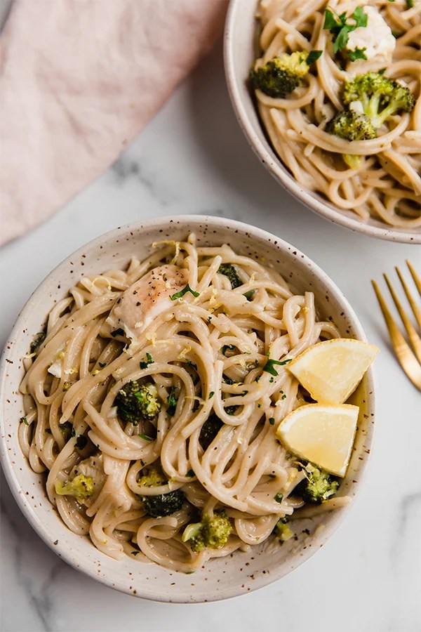A bowl of lemon chicken pasta.