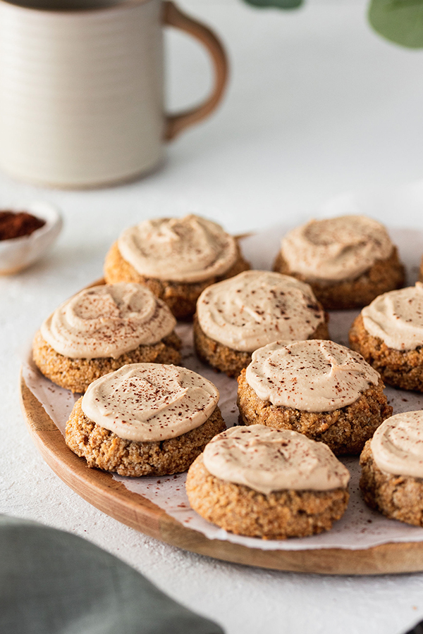 Tiramisu cookies on a plate.