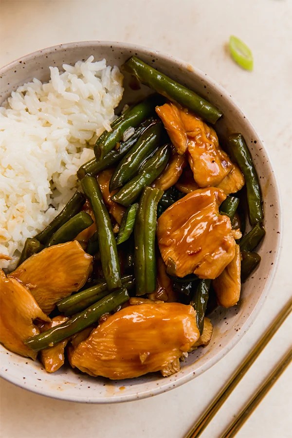 String bean chicken and rice in a bowl.