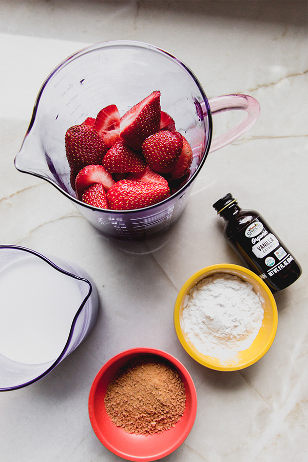 The ingredients to make the strawberries and cream pudding.