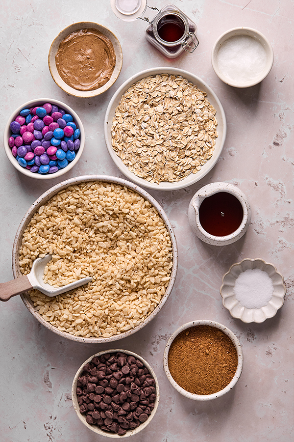 Kudos bar ingredients in separete bowls.