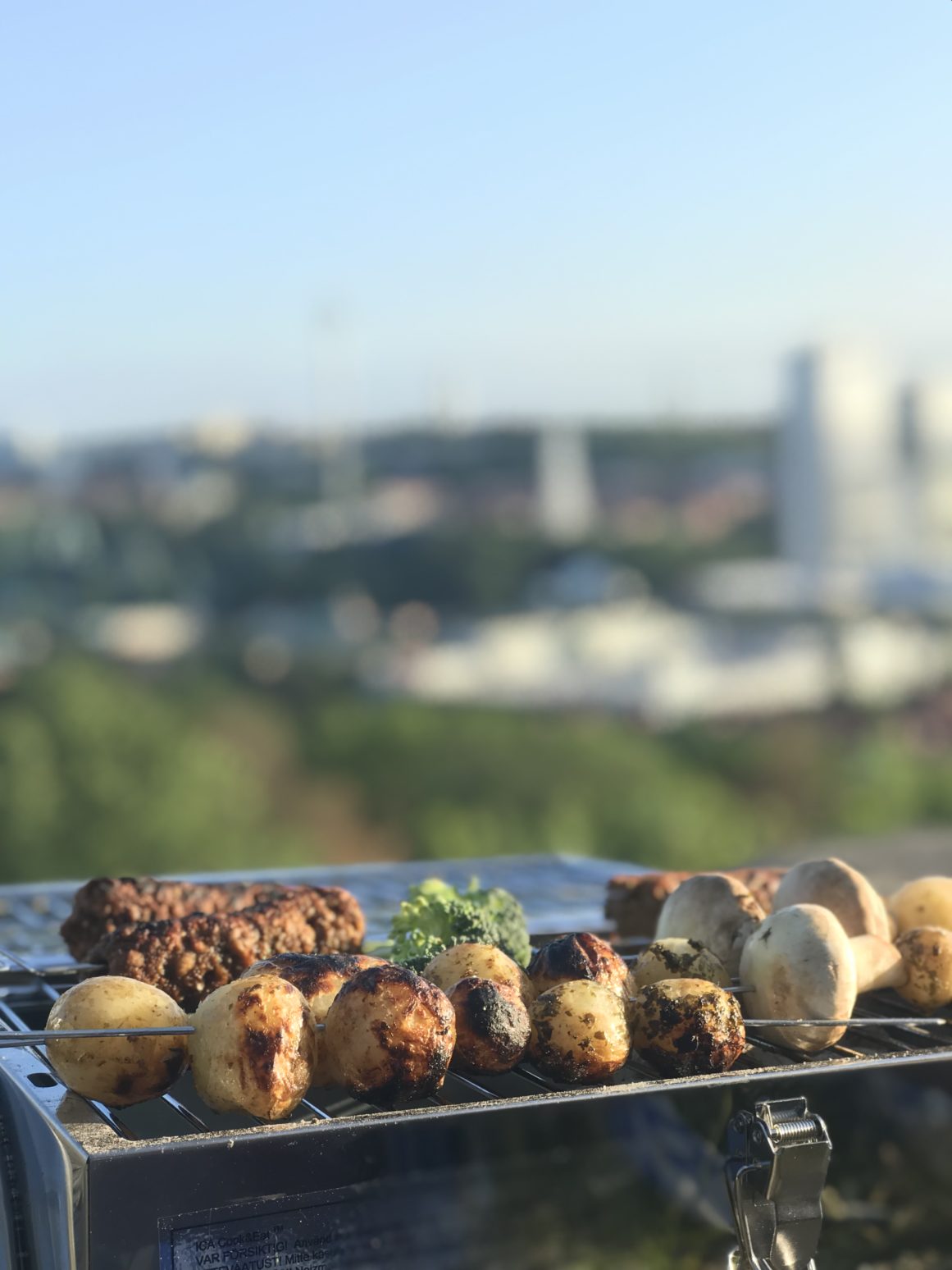 Grillkväll: Veganska Färsspett, Örtmarinerade Grillade Potatisar Och  Tsatsiki