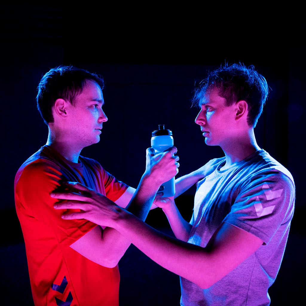 Anmeldelse Offside, Folketeatret, HiLS DiN MOR og Teatret Masken