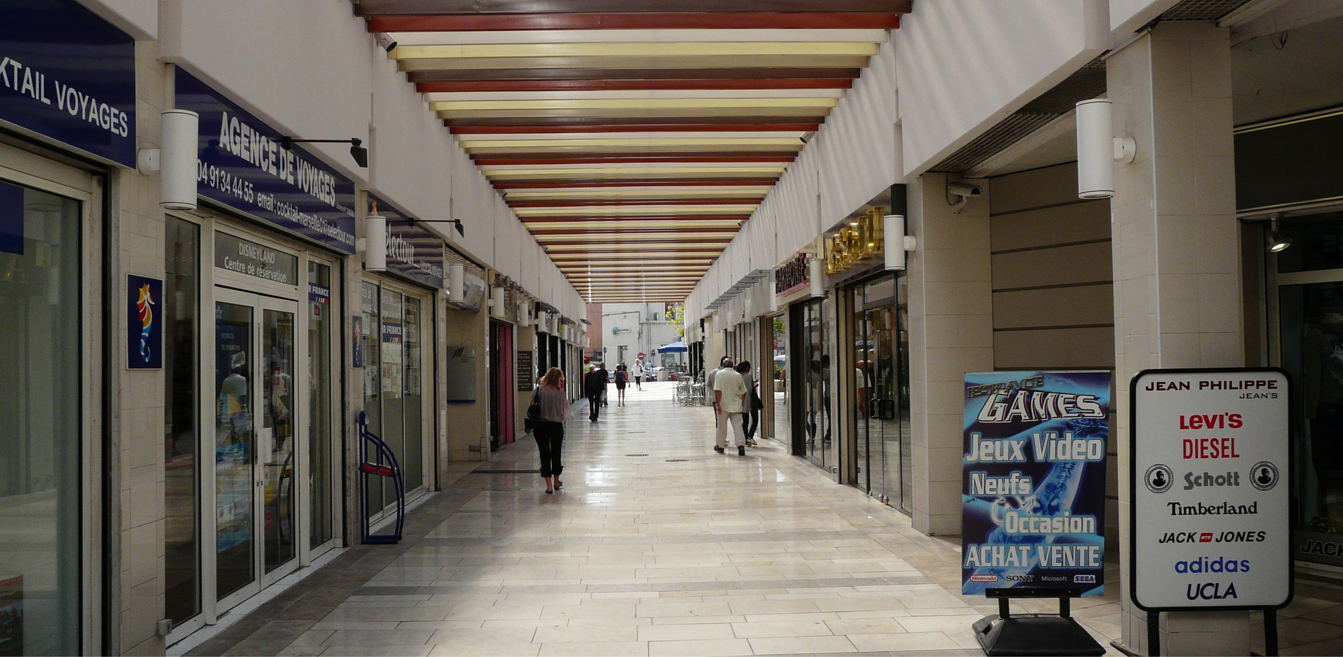 Espaces extérieurs centre commercial SaintBarnabé Village•UNIC