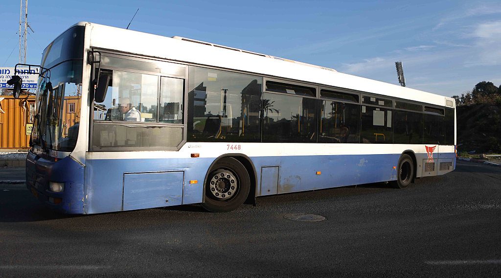 El autobús eléctrico recarga su batería mientras está en movimiento Unidos x Israel