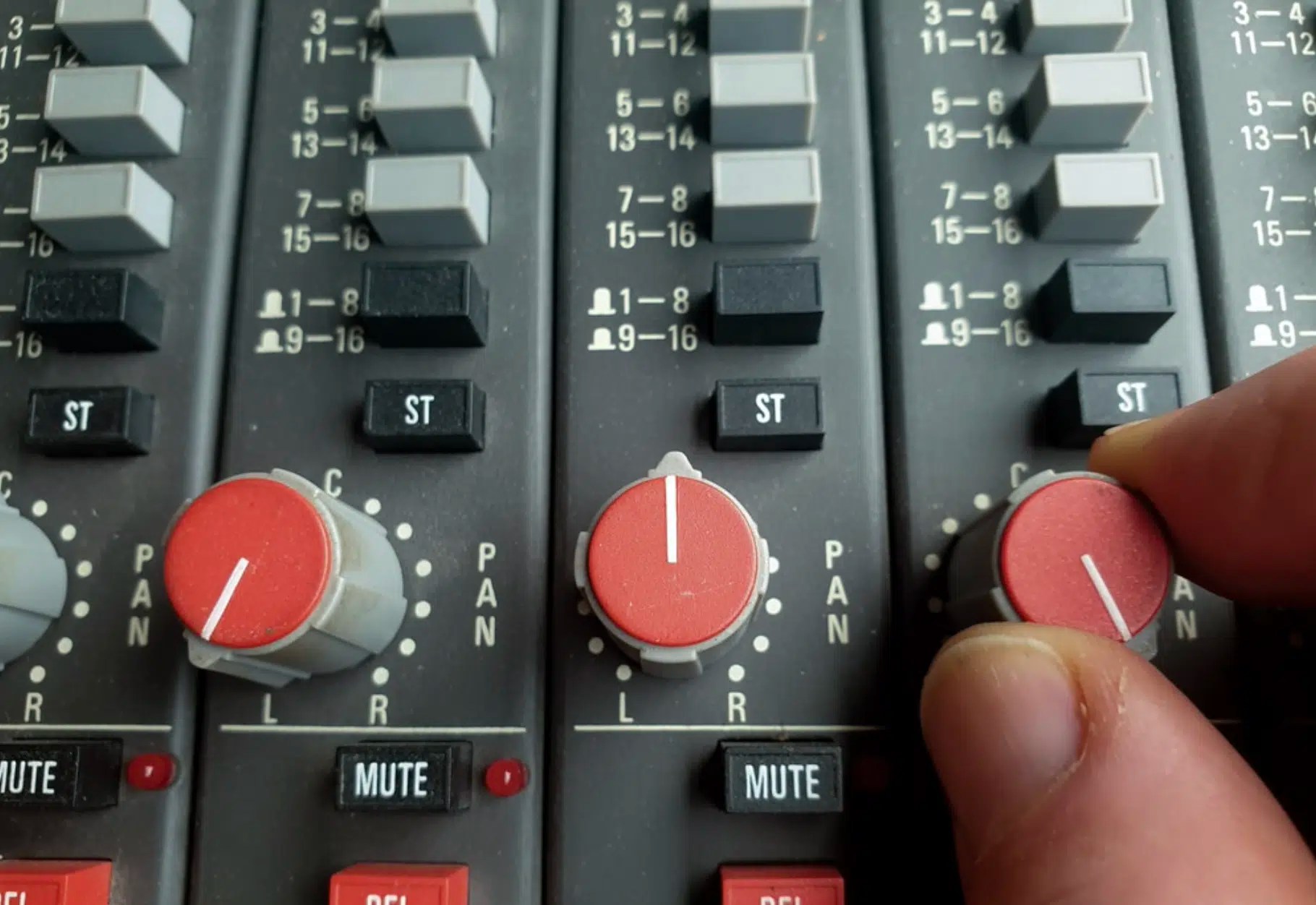 What is Panning in Music Production? The Ultimate Guide (2024)