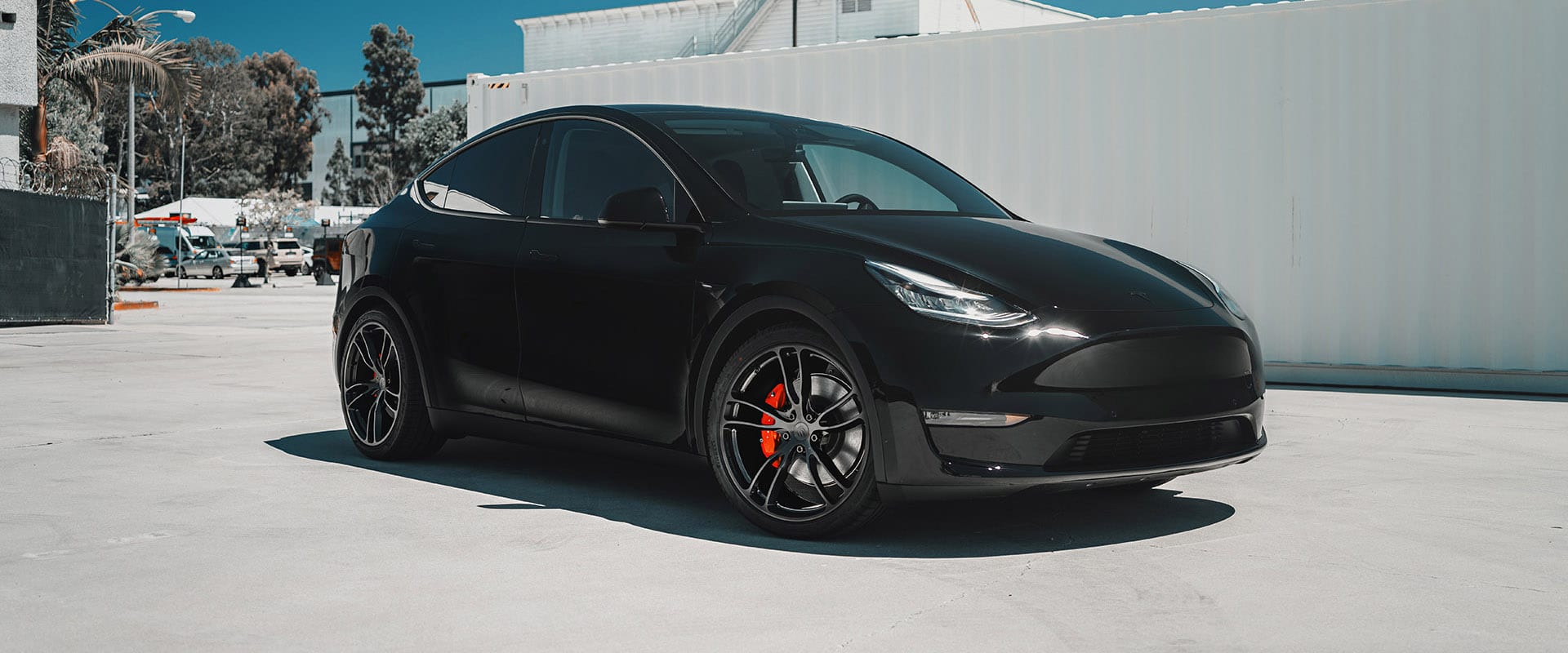 Black Tesla Model Y Performance amarelogiallo