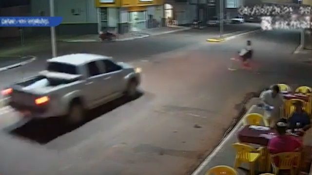 [動画059] 車に撥ねられた男性、2分後に車に轢かれる うんてれがん