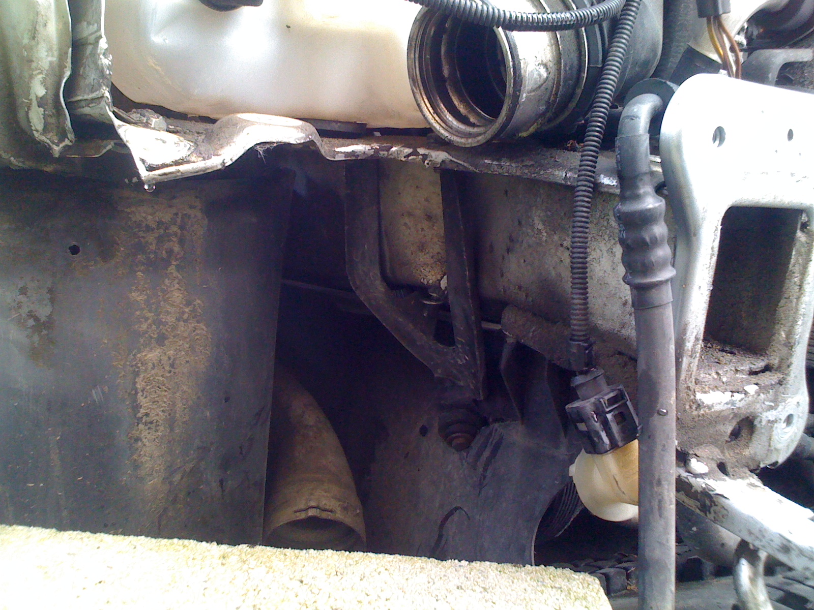 Audi A3 avec le longeron avant droit tordu, passage au marbre ? Auto