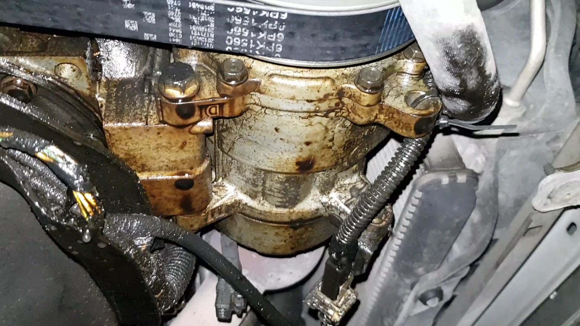 Grosse Fuite Sous Le Moteur Auto Titre