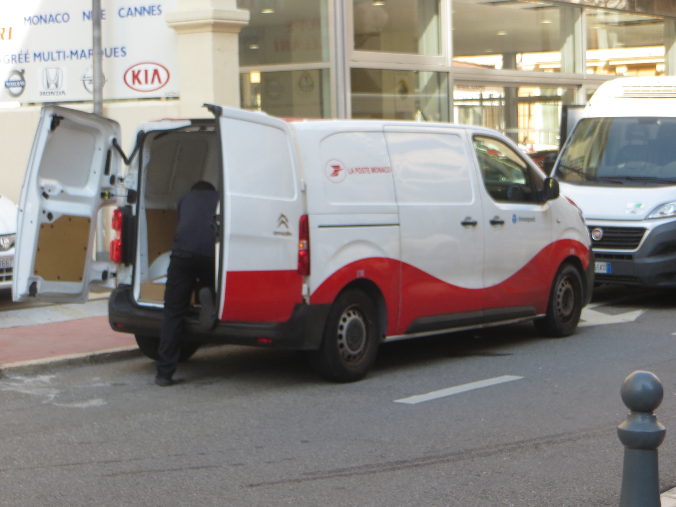 Véhicules de la poste Page 9 Auto titre