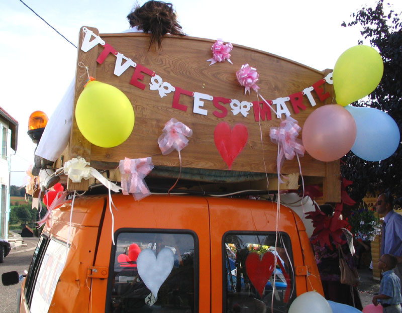 Convoi d'anges heureux les voitures balai de mariage kitsch Auto titre