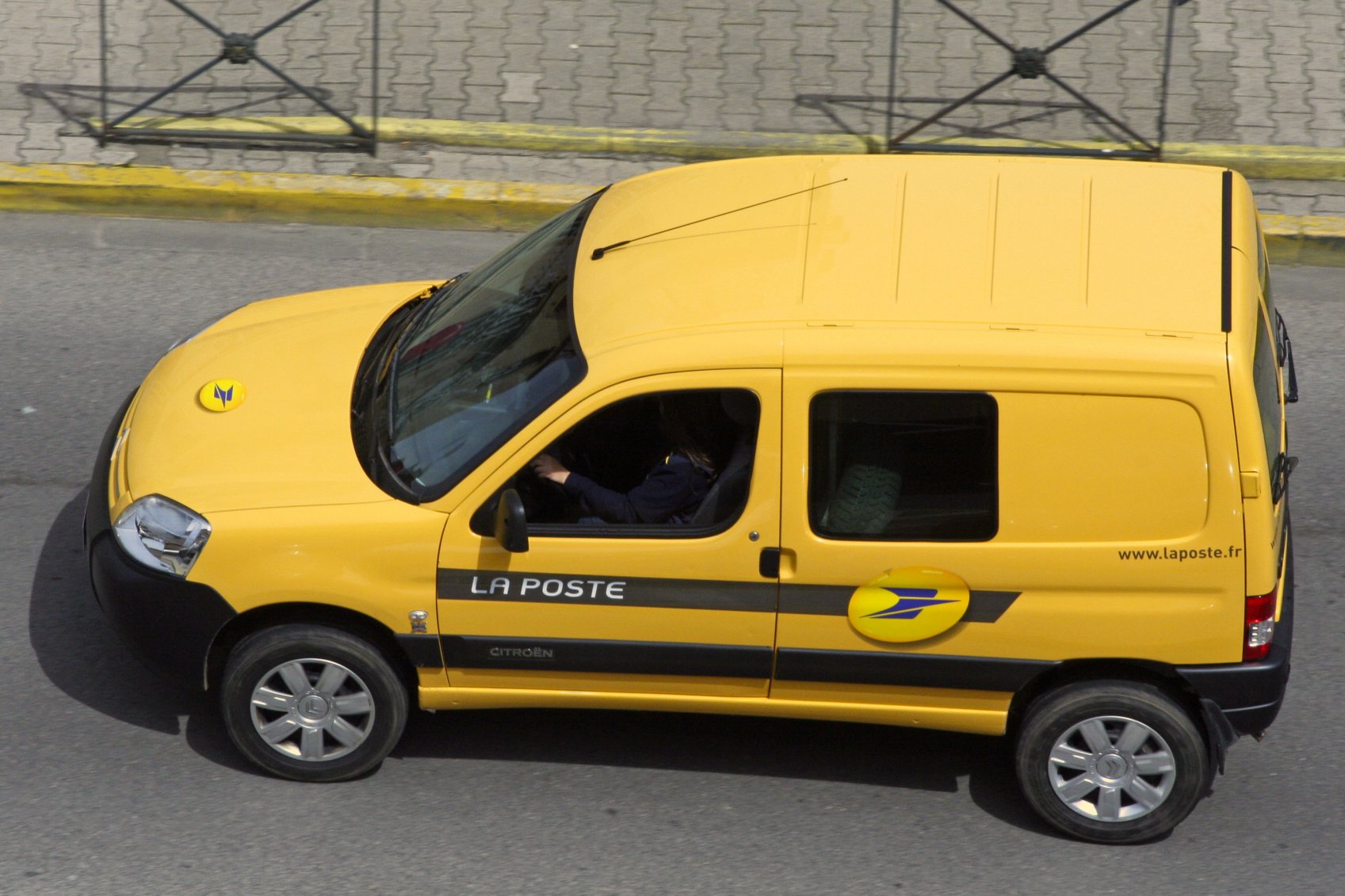 Véhicules de la poste Auto titre