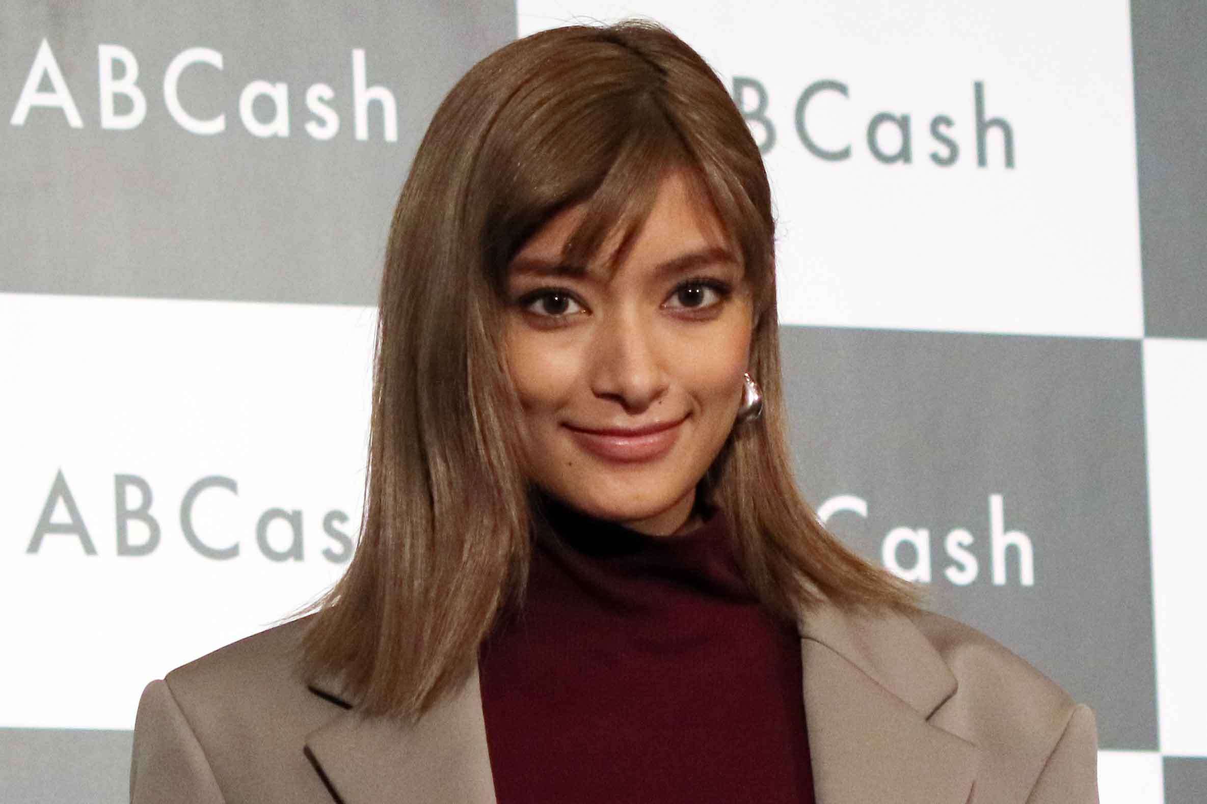 ローラ、インスタ写真“加工”の一部始終に驚き 「さすが…」 ガールズちゃんねる Girls Channel