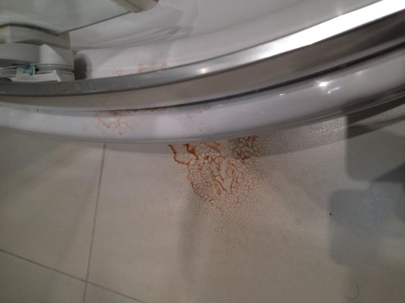 unerklärbare braune Flecken bei Duschkabine HaustechnikDialog