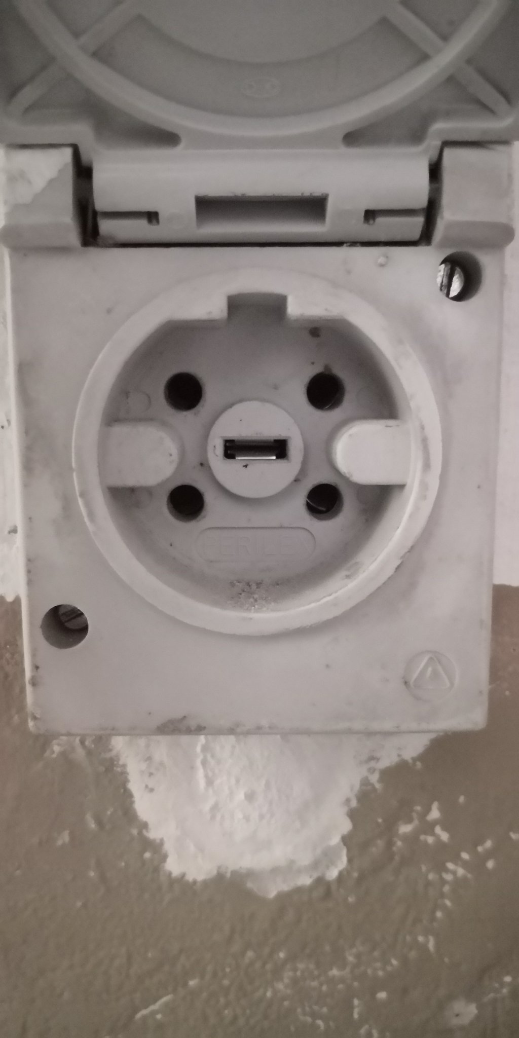 Gibt es einen Adapter Starkstromsteckdose alt > neu (rot 16A