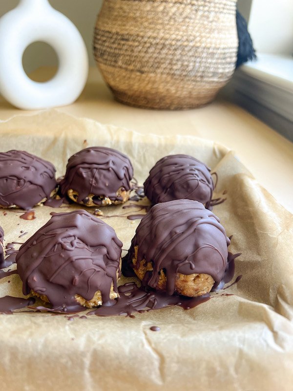 No Bake Peanut Butter and Chocolate Chip Protein Cookies Recipe